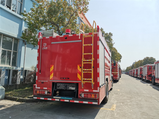 Camión de bomberos de espuma de 8000 litros con base de ruedas de 4600 mm y alcance de tiro de 55 m